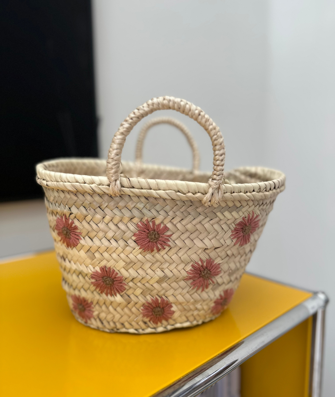 Kleiner Korb aus Palmblättern - Blume