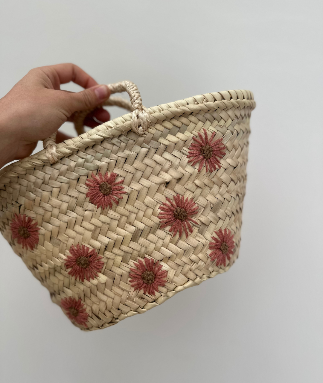 Kleiner Korb aus Palmblättern - Blume