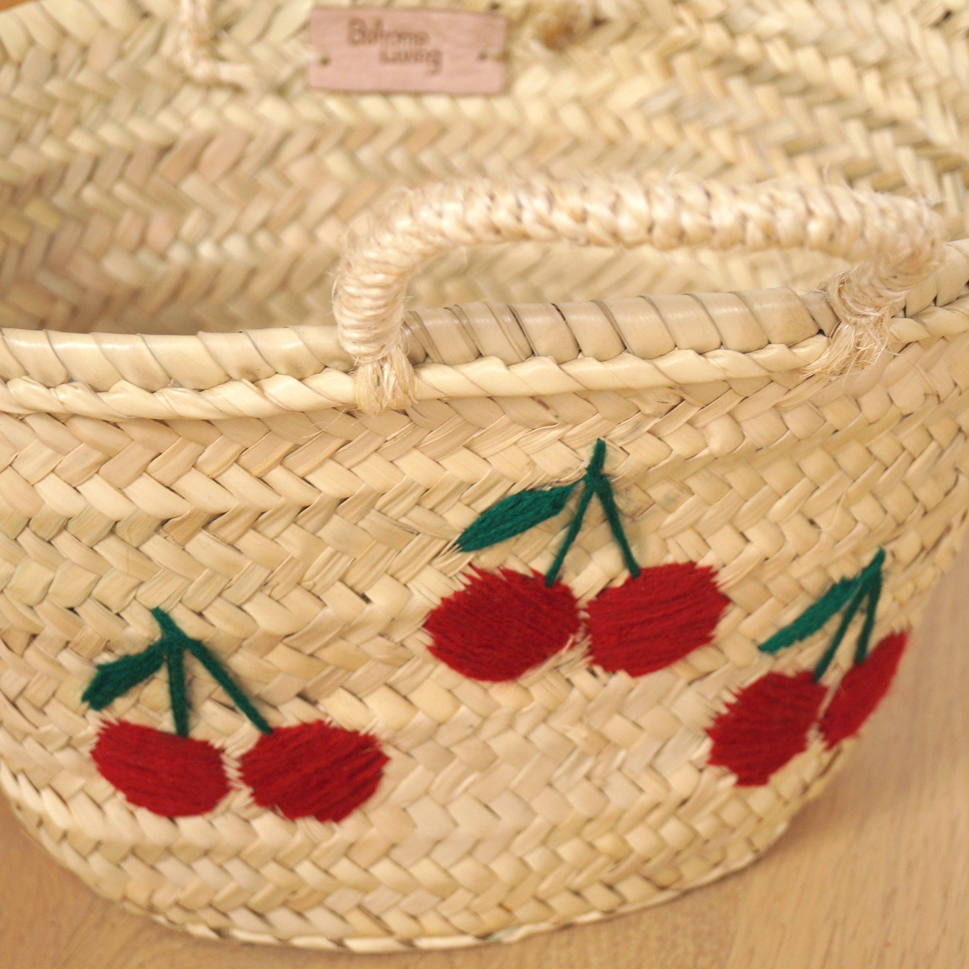 Kleiner Korb aus Palmblättern - Kirsche