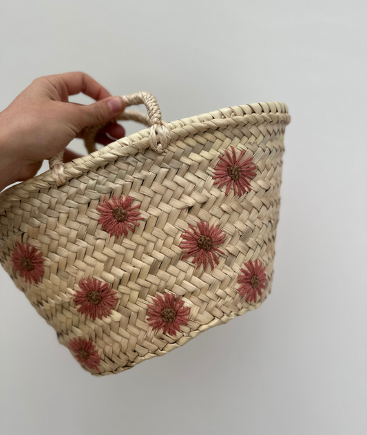 Kleiner Korb aus Palmblättern - Blume