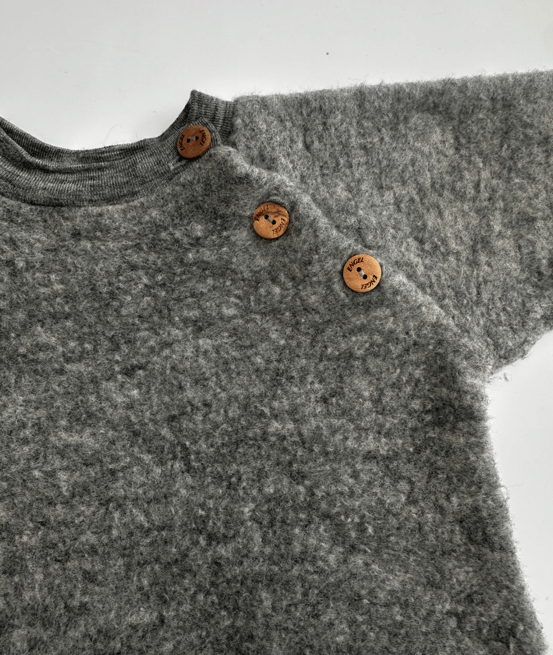 Fleecepullover mit Holzknöpfen ~ 62/68 ~ Engel