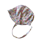 Sonnenhut in Weiß mit Blumenprint von Pusblu in der Größe 44/45