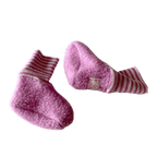 Krabbelschuhe aus Schurwolle in Rosa von Pickapooh in der Seitenansicht