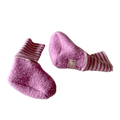 Krabbelschuhe aus Schurwolle in Rosa von Pickapooh in der Seitenansicht