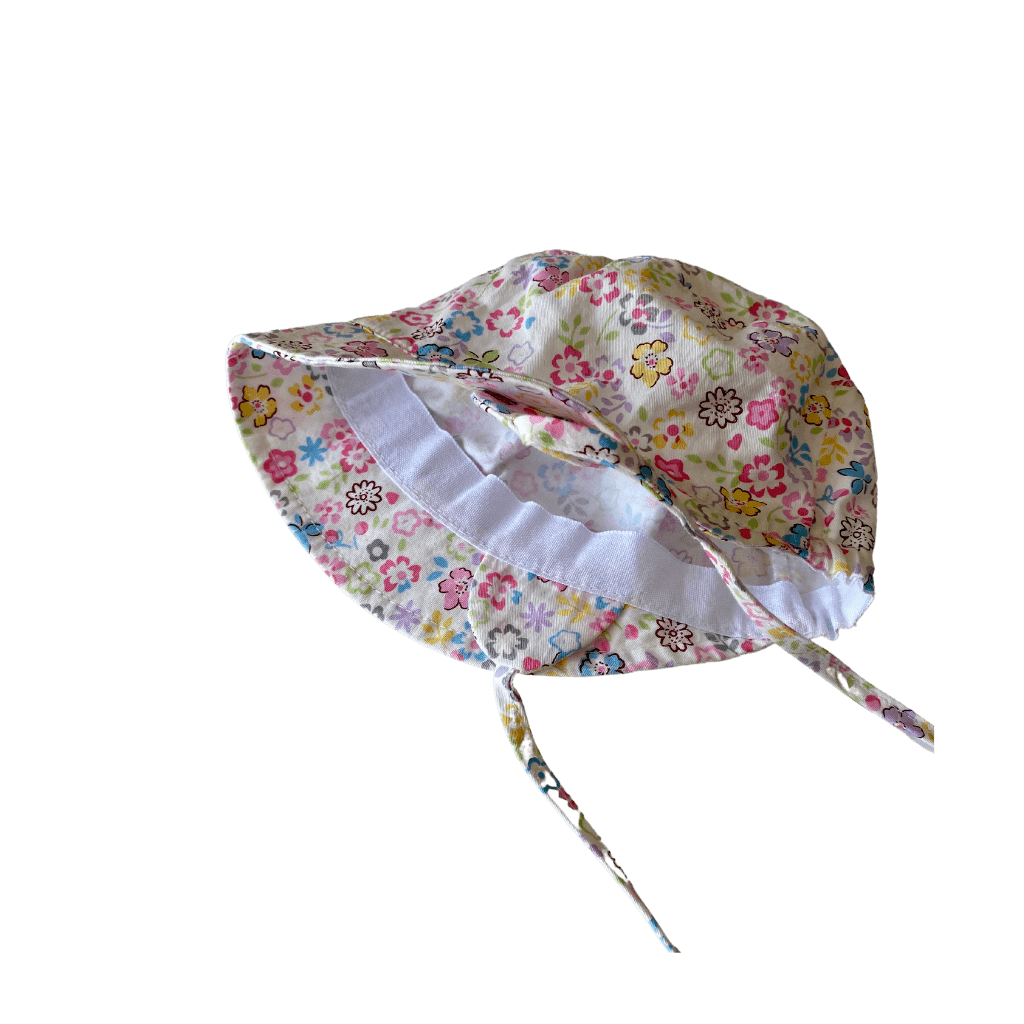 Sonnenhut in Weiß mit Blumenprint von Pusblu in der Größe 44/45 in der Detailansicht